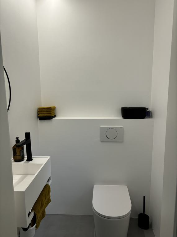 Gäste-WC mit Ablagenische