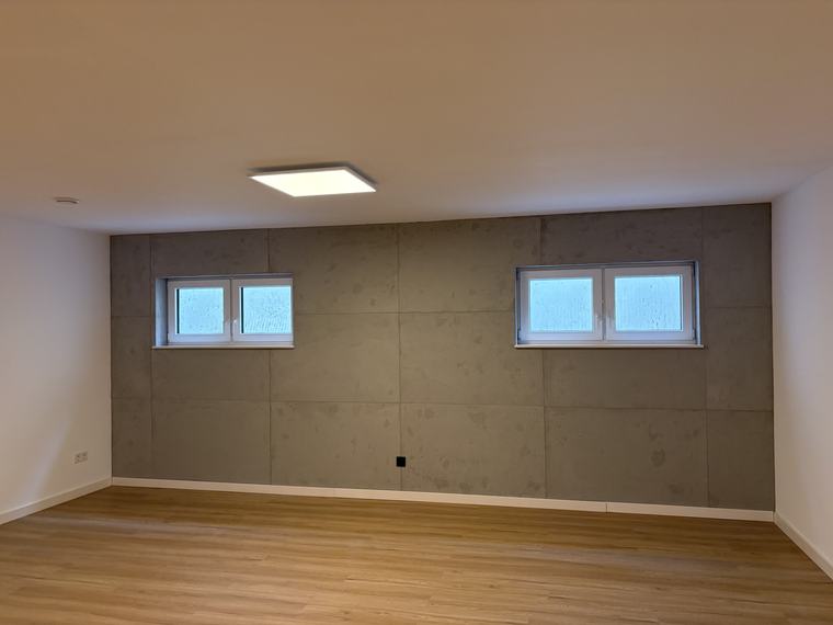 Wohnraum mit Betonwand
